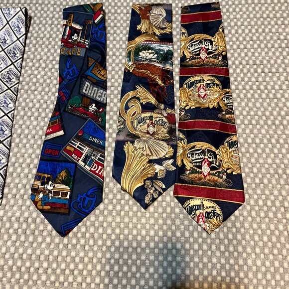 9 vintage Looney Tunes/Disney, Postage Stamp, Tabasco ,Christmas, etc, neck ties - Picture 5 of 9